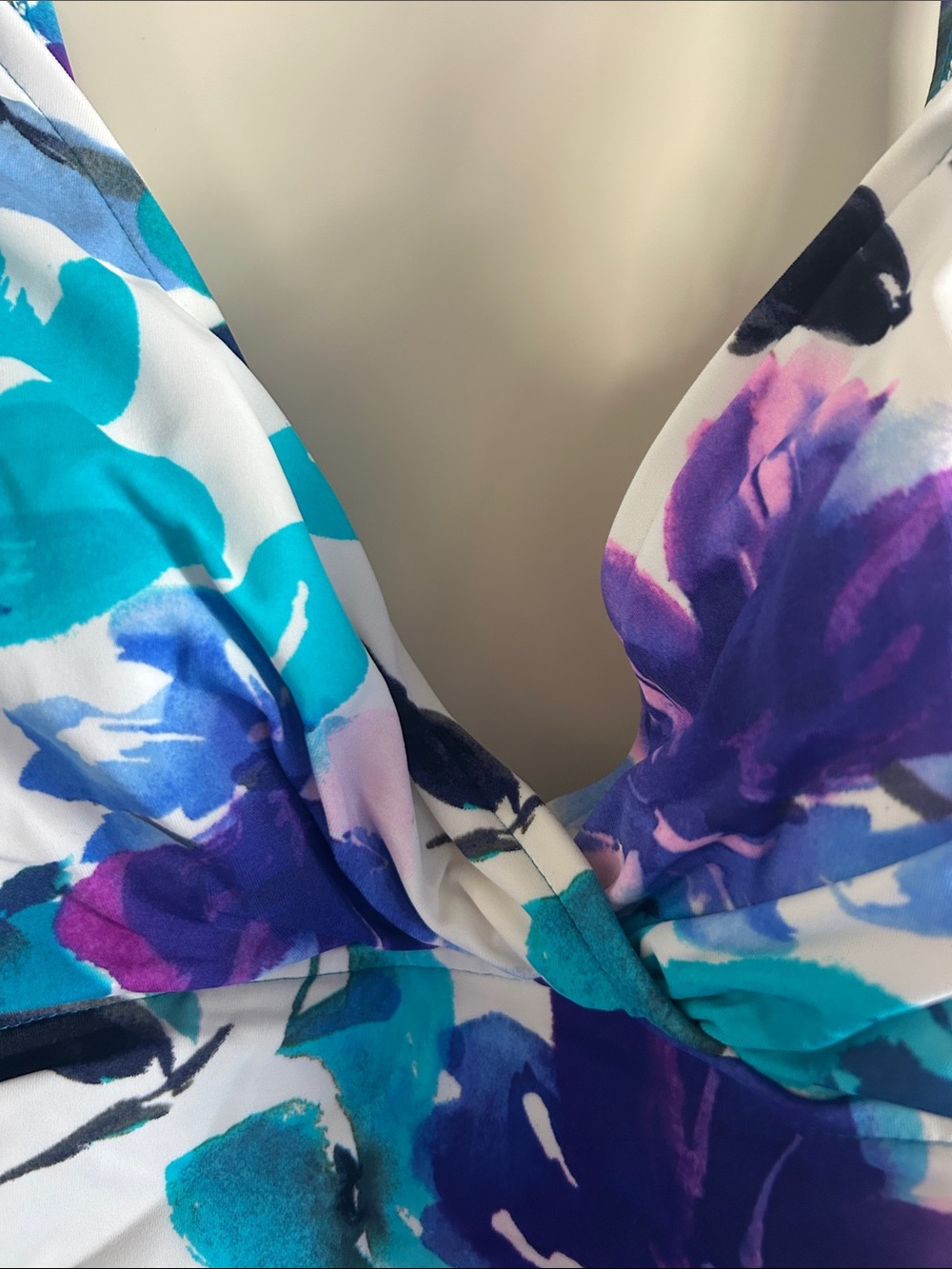NWOT. Miracle suit Women’s one piece swimsuit in vibrant floral design. - Picture 5 of 11